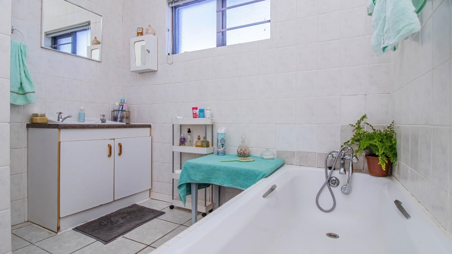 4 Bedroom Property for Sale in De Kelders Western Cape